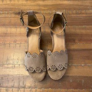 NWOT Crown Vintage Suede Wedge Sandals
